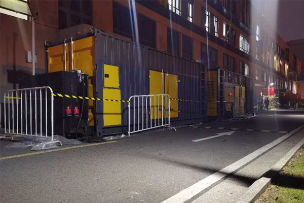 蒙自柴油发电机组的输出电压是如何调节的？