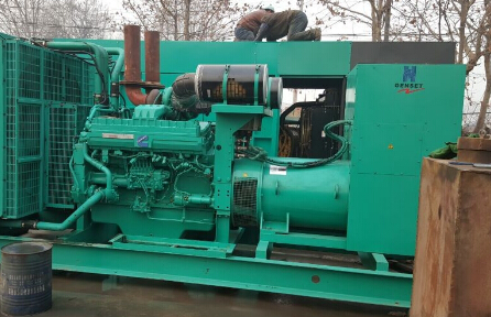 蒙自发电机组如何判断水冷式机油散热器内部是否需要清洗？